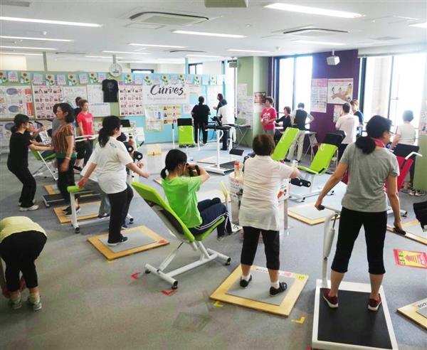 サーキットトレーニングに取り組む女性たち＝仙台市のカーブス東北大学加齢研スマートエイジング・スクエア