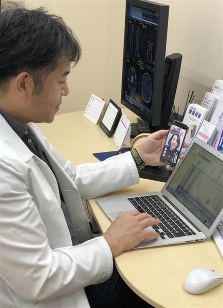 スマートフォンを使い、画面に映った患者に対しオンラインでの診療を行う医師（ＭＲＴ提供）