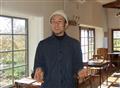 経営するカフェで地元のコミュニティーについて語る福田大樹代表